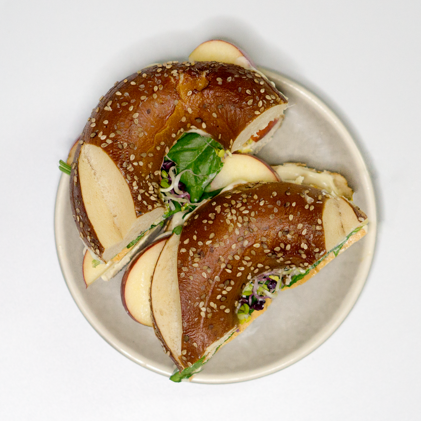 Senf-Bagel mit Apfel und veganer Paprika-Wurst und Sprossen