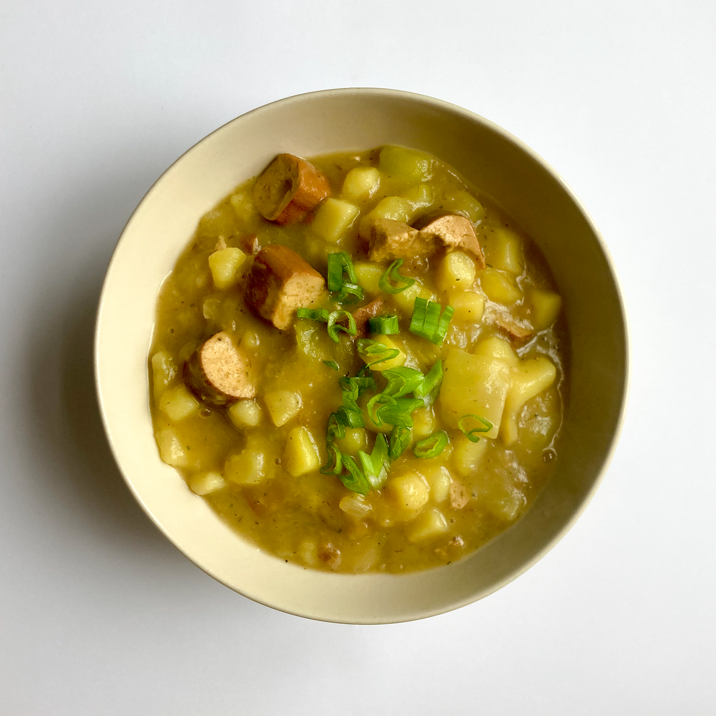 Kartoffel-Zucchini-Suppe mit Tofu-Würstchen