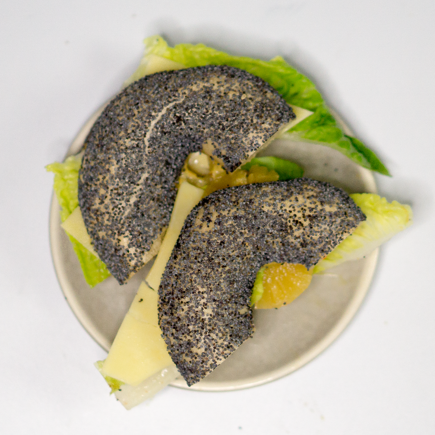 Ananas-Senf-Bagel mit Cheddarkäse und veganer Paprikawurst