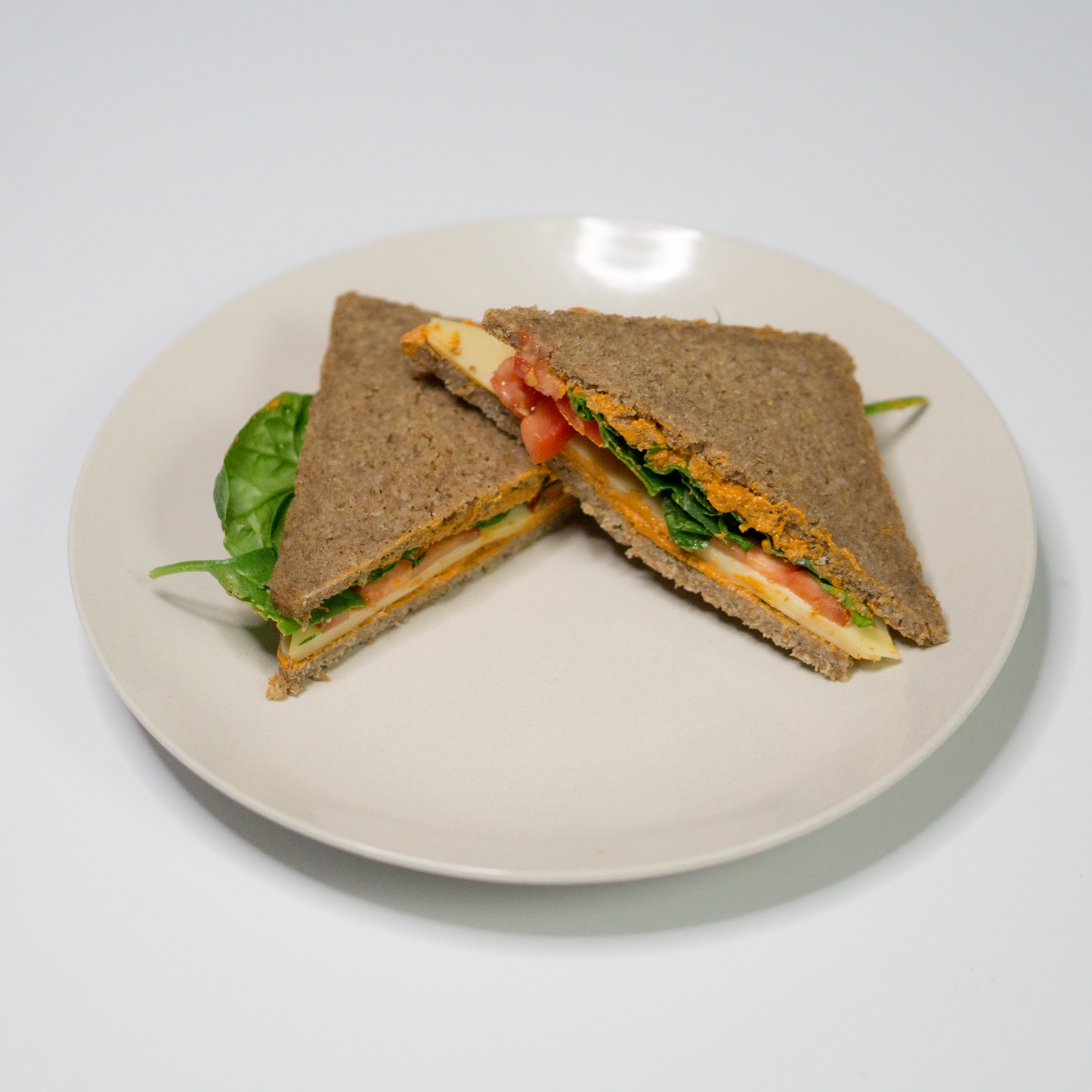 Bergkäse-Sandwich mit Tomate-Kräuter-Aufstrich