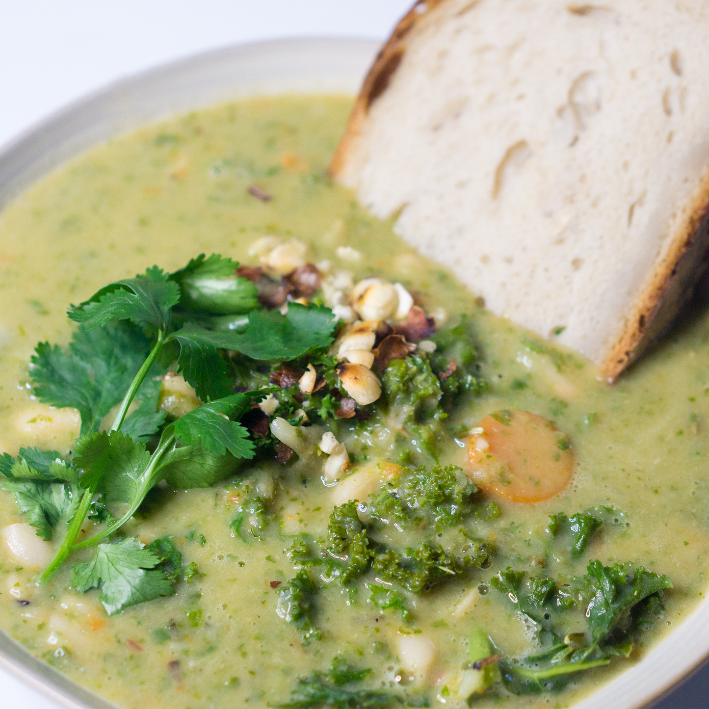 Weiße Bohnen-Grünkohl-Suppe mit Haselnuss und Koriander