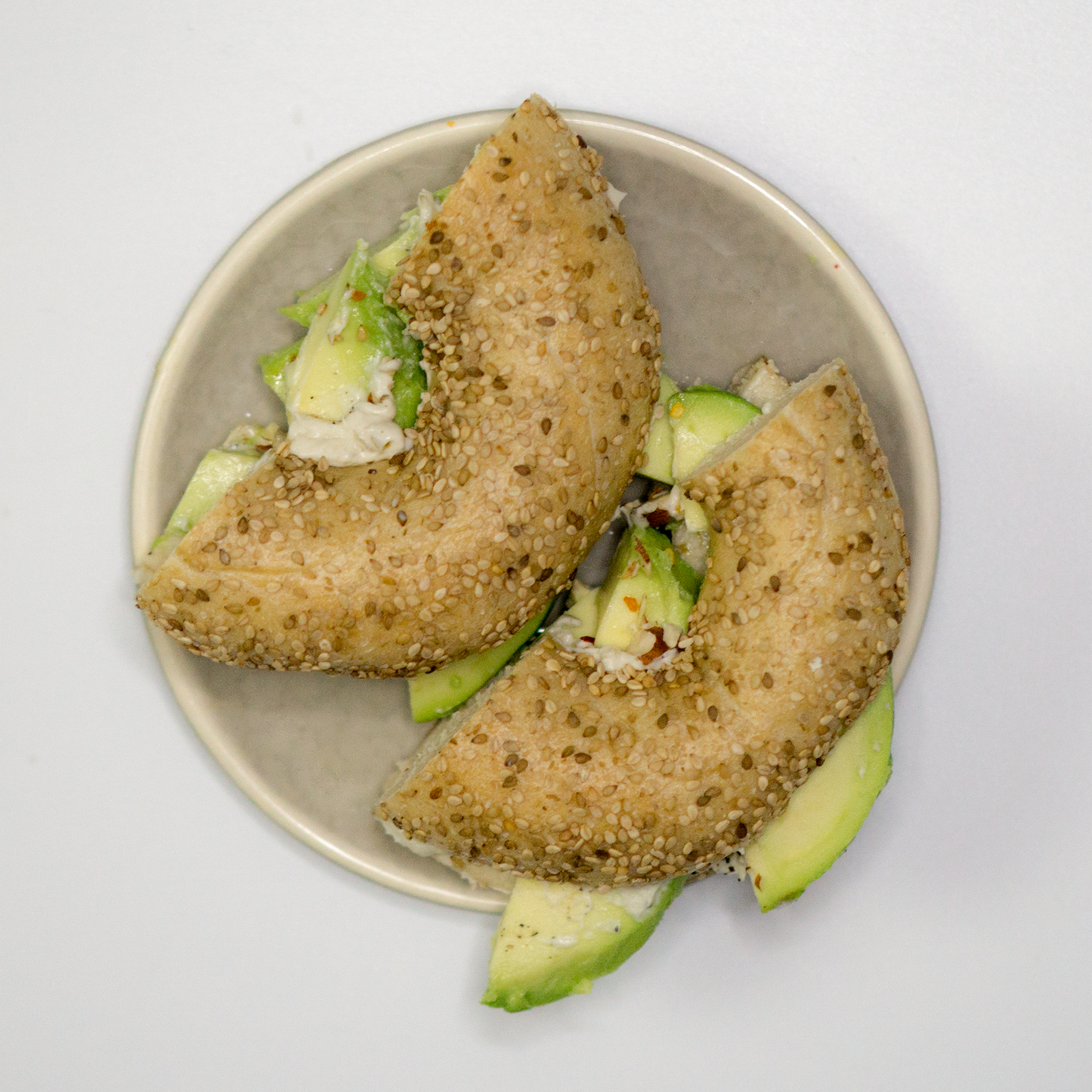 Avocado-Bagel mit veganer Cashewcreme und Haselnüssen