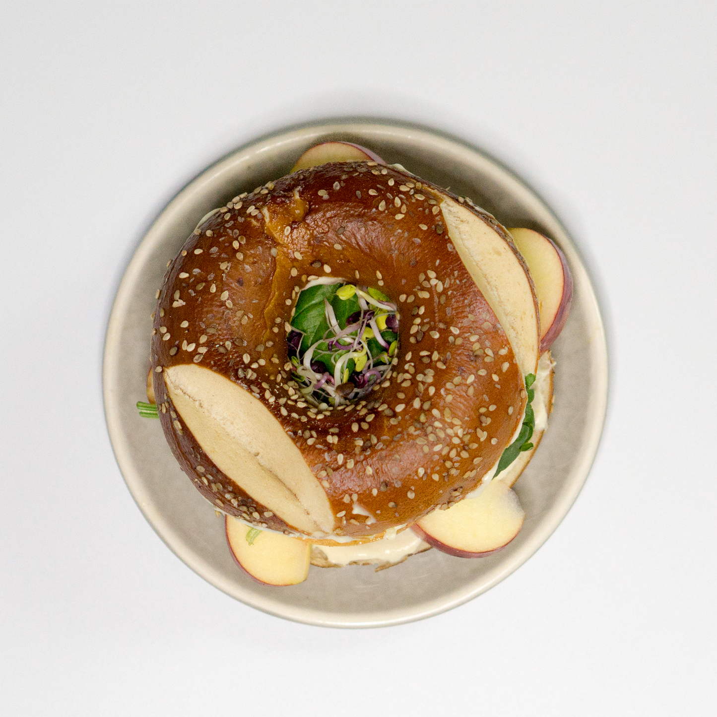 Senf-Bagel mit Apfel und veganer Paprika-Wurst und Sprossen