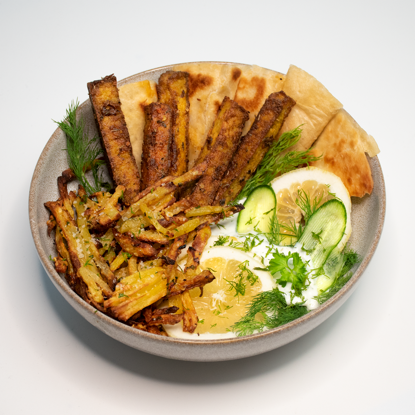 Bärlauch-Tofu-Bowl mit Zaziki und Parmesan-Pommes und Tortillawraps
