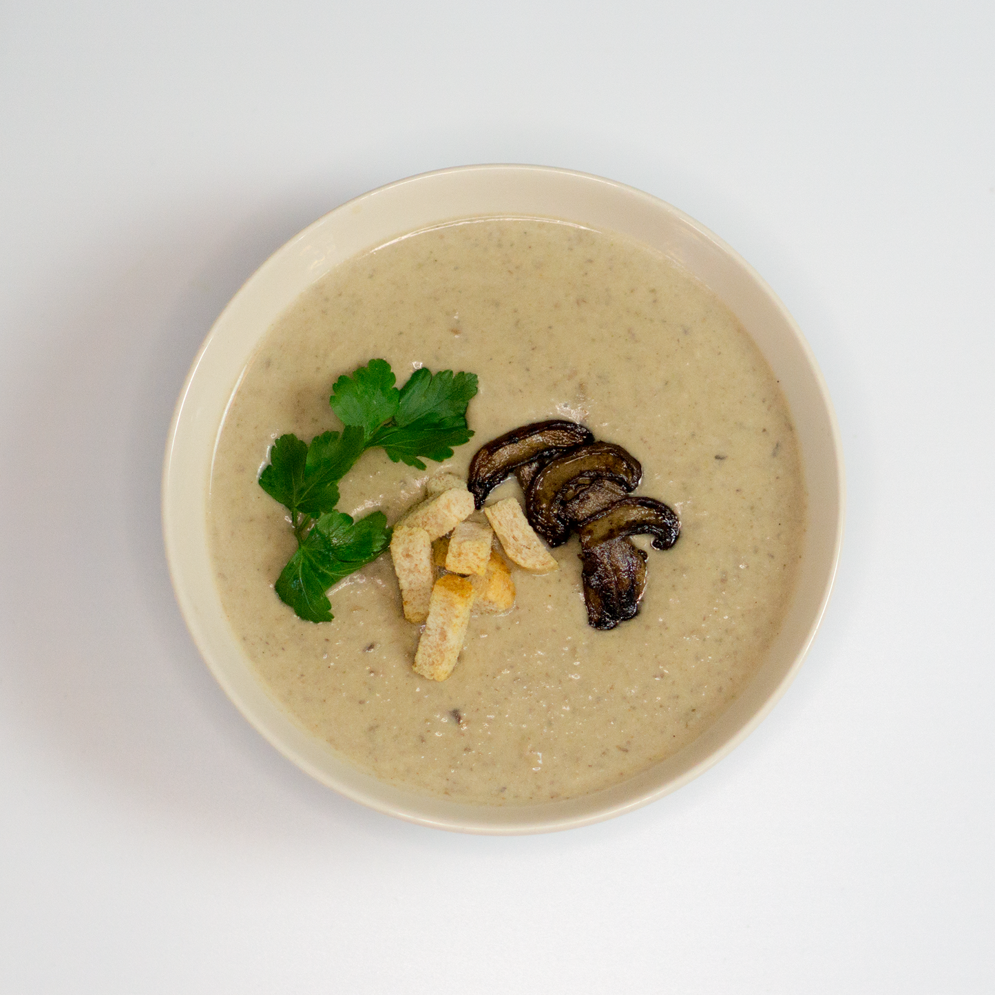 Champignon-Creme-Suppe mit Croutons und Petersilie